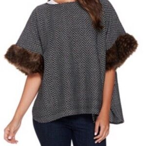 Tashon Black & White Chevron Faux Fur Trim Pullover Short Sleeves